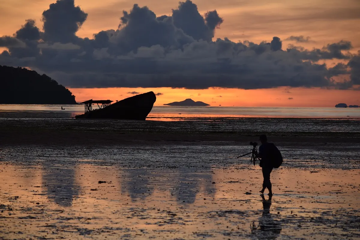 Low Tide Beach Walks in the UK: A Seasonal Guide to Safe Times and Routes
